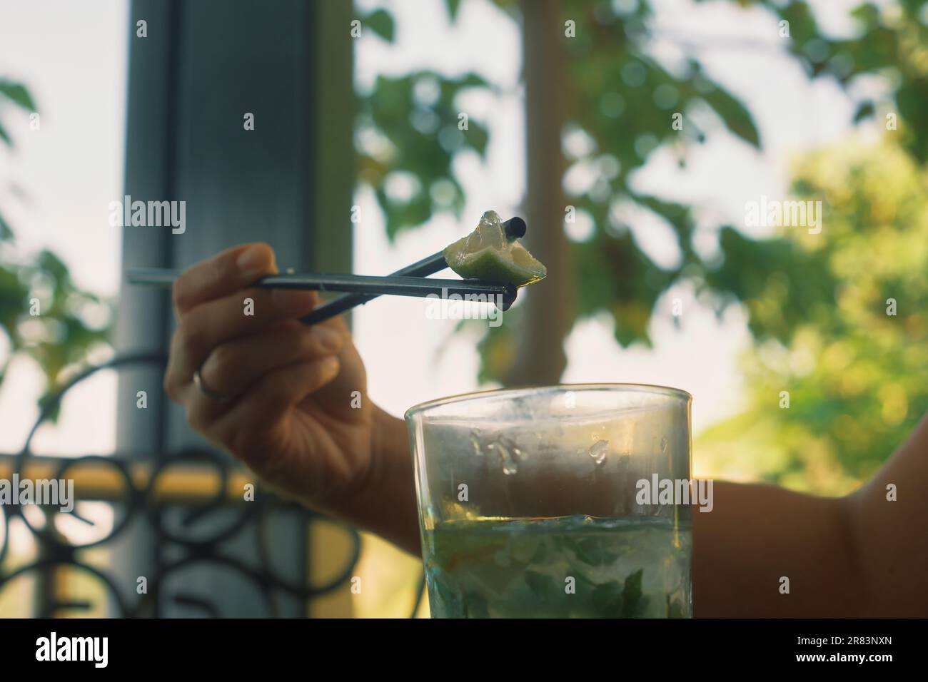 Quando è veramente caldo all'aperto, una bevanda fresca con ghiaccio e lime sarà deliziosa Foto Stock
