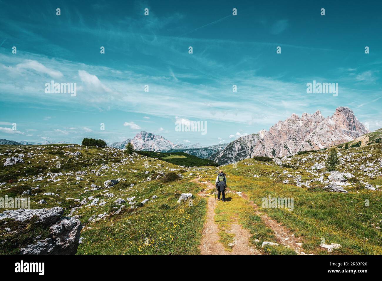 Backpacker su sentieri escursionistici nelle Dolomiti, Italia Foto Stock