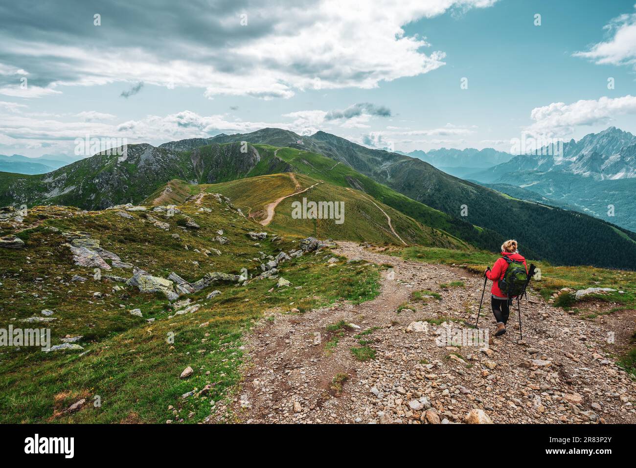 Backpacker su sentieri escursionistici nelle Dolomiti, Italia Foto Stock