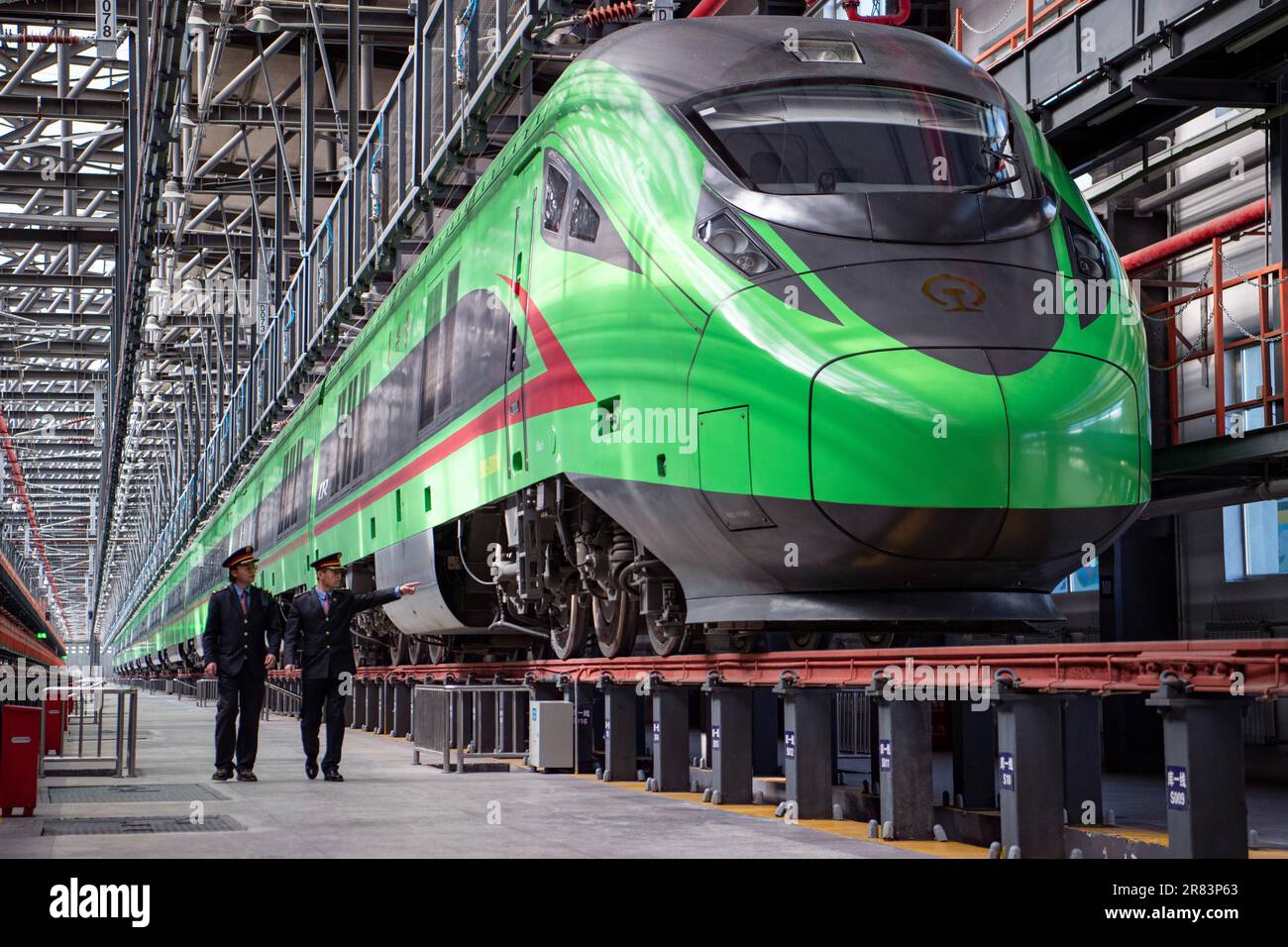 (230619) -- LHASA, 19 giugno 2023 (Xinhua) -- Un treno ad alta velocità 'Fuxing' è visto in un centro di preparazione a Lhasa, capitale della regione autonoma del Tibet del sudovest della Cina, 11 gennaio 2023. Dal 7th ° secolo, la città di Lhasa gradualmente emerse nel cuore dell'altopiano, immerso nella valle del fiume Lhasa - un affluente del fiume Yarlung Tsangpo. La ricca storia della città si estende per secoli, caratterizzata da strati di patrimonio culturale, promuovendo così una cultura plateau distintiva che abbraccia la diversità e l'inclusione. Questa notevole cultura altopiano esemplifica l'enduri Foto Stock