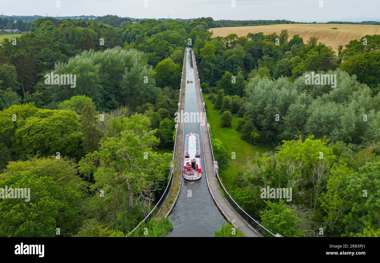 Una veduta aerea di una stretta barca sul canale Union che attraversa il fiume Avon sull'acquedotto Avon vicino a Linlithgow, Scozia. Foto Stock