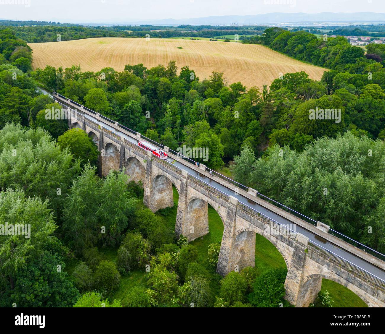 Una veduta aerea di una stretta barca sul canale Union che attraversa il fiume Avon sull'acquedotto Avon vicino a Linlithgow, Scozia. Foto Stock