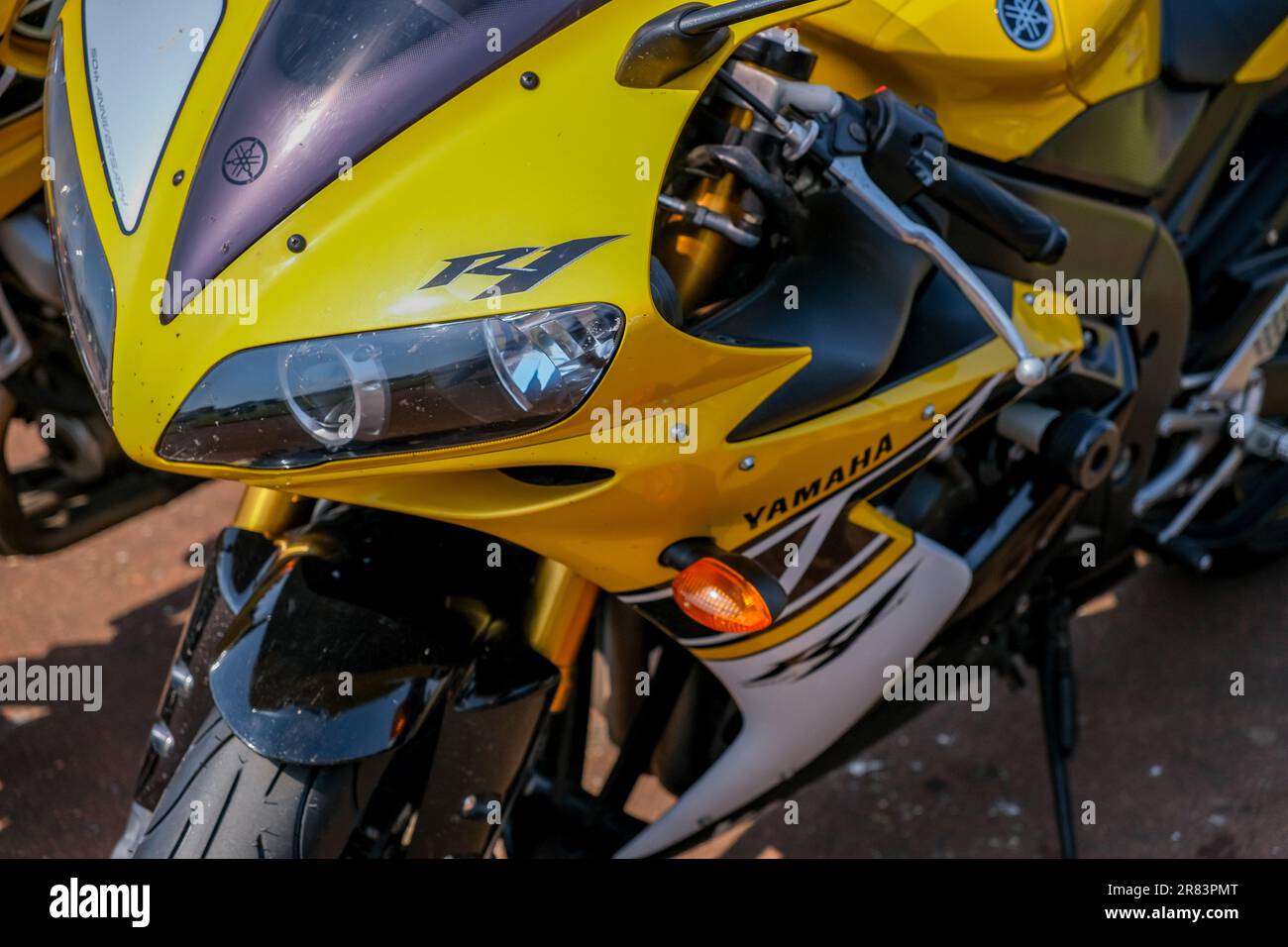Primo piano del front-end di una replica di gara Yamaha R1. Messa a fuoco selettiva Foto Stock