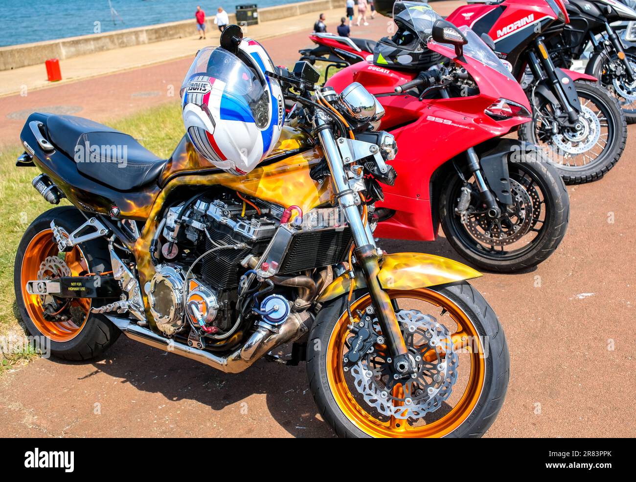 Suzuki Bandit parcheggiò accanto ad una motocicletta Ducati parcheggiata sul lungomare di Hunstanton sulla costa nord del Norfolk Foto Stock