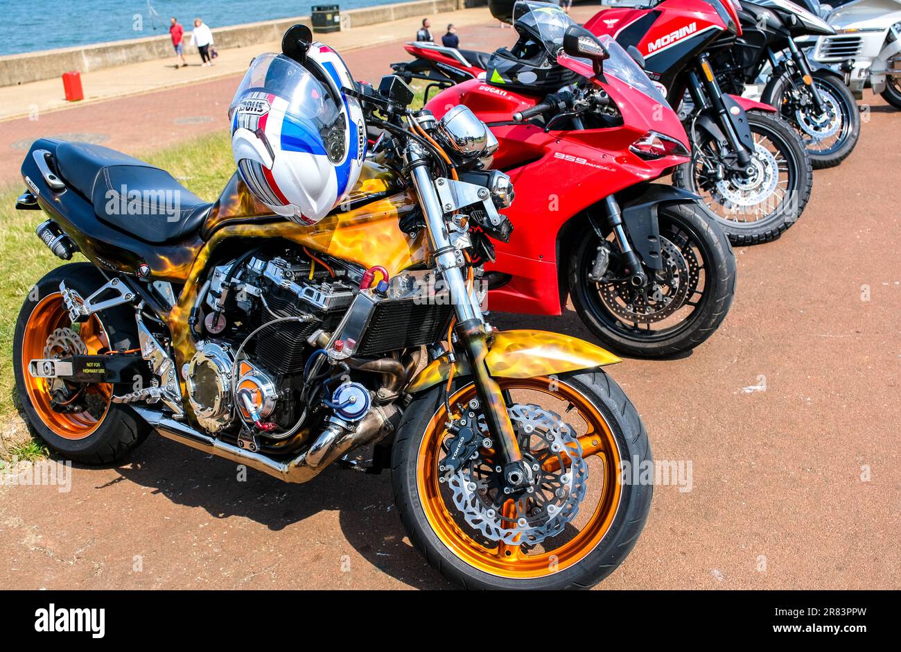 Suzuki Bandit parcheggiò accanto ad una motocicletta Ducati parcheggiata sul lungomare di Hunstanton sulla costa nord del Norfolk Foto Stock
