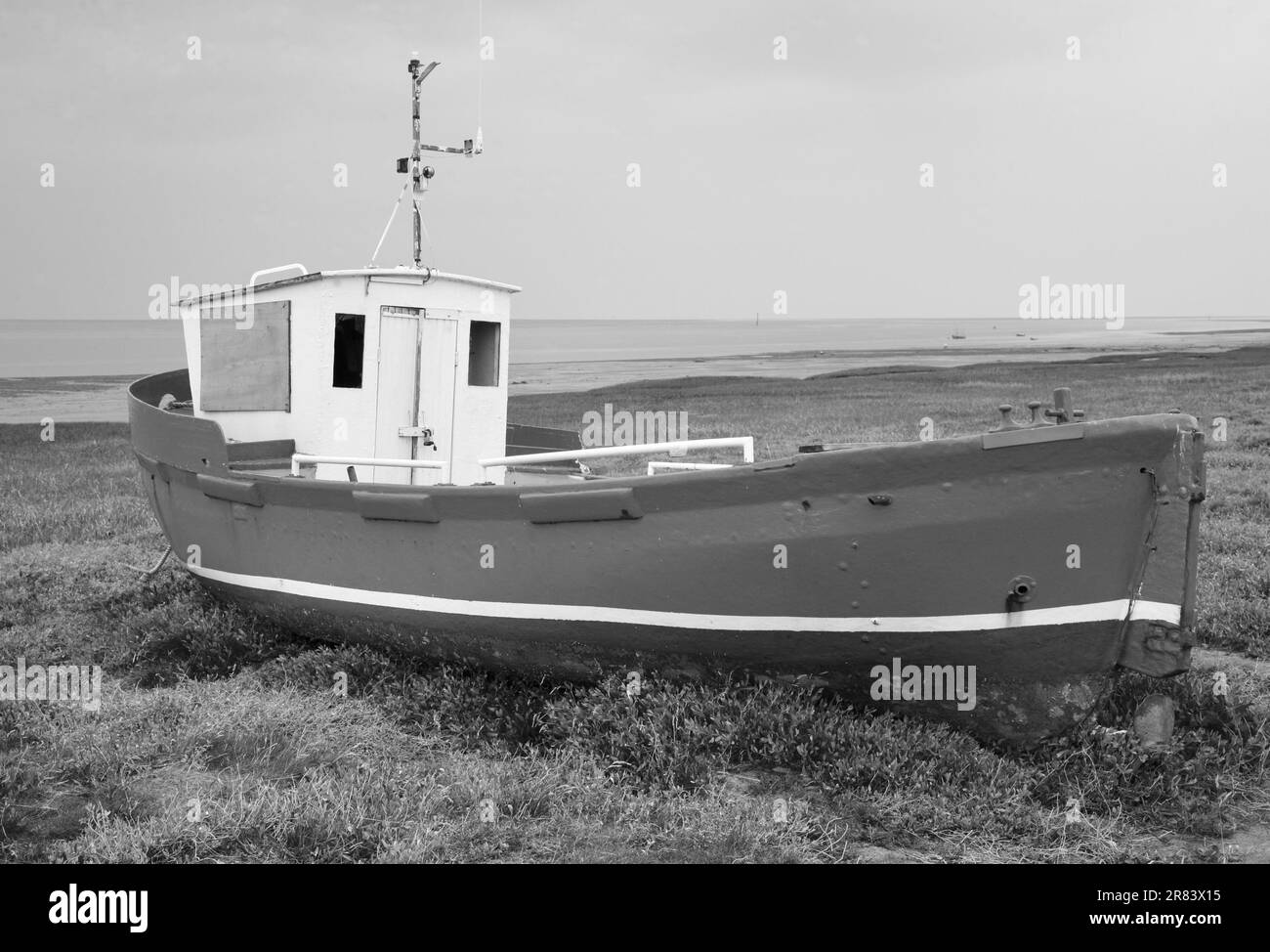 Un vecchio peschereccio abbandonato sulla costa a Lytham St Annes, Lancashire, Regno Unito, Europa Foto Stock