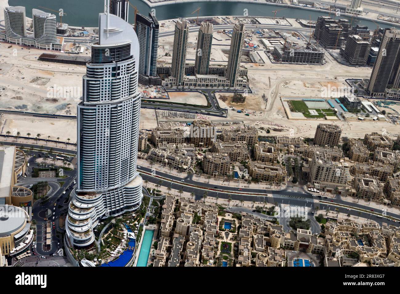 L'indirizzo Downtown Dubai è un grattacielo a Dubai. L'edificio è alto 306 metri e si sviluppa su 63 piani. Solo i 12 piani inferiori sono utilizzati come hotel. Foto Stock