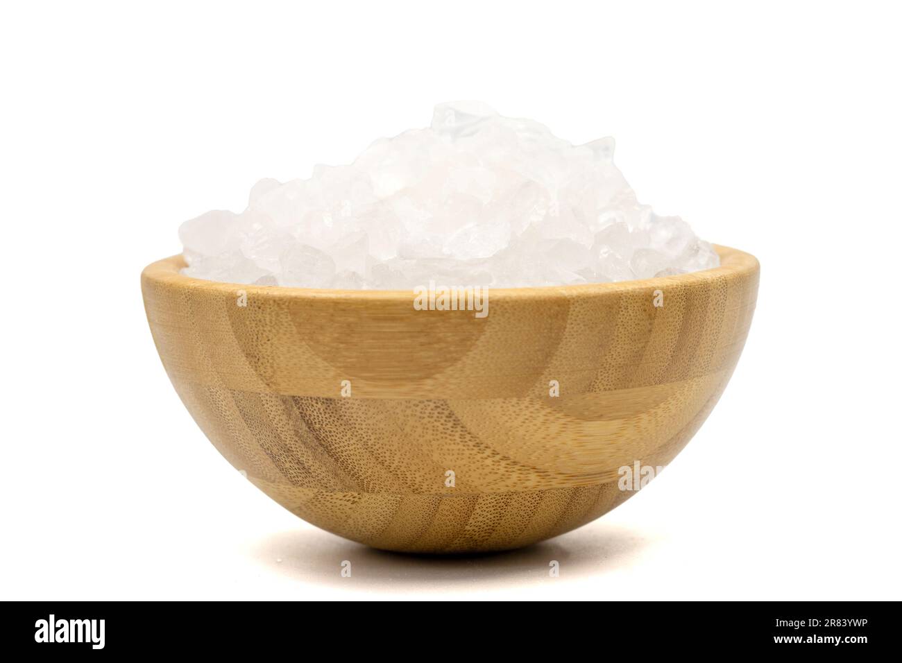 Sale di limone o acido citrico isolato su fondo bianco. Acido citrico o sale di limone in ciotola di legno Foto Stock