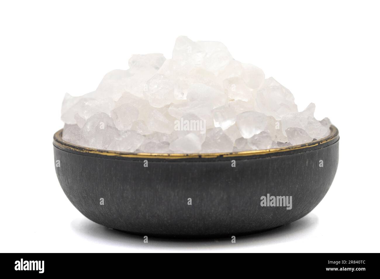 Sale di limone o acido citrico isolato su fondo bianco. Acido citrico o sale di limone in ciotola Foto Stock