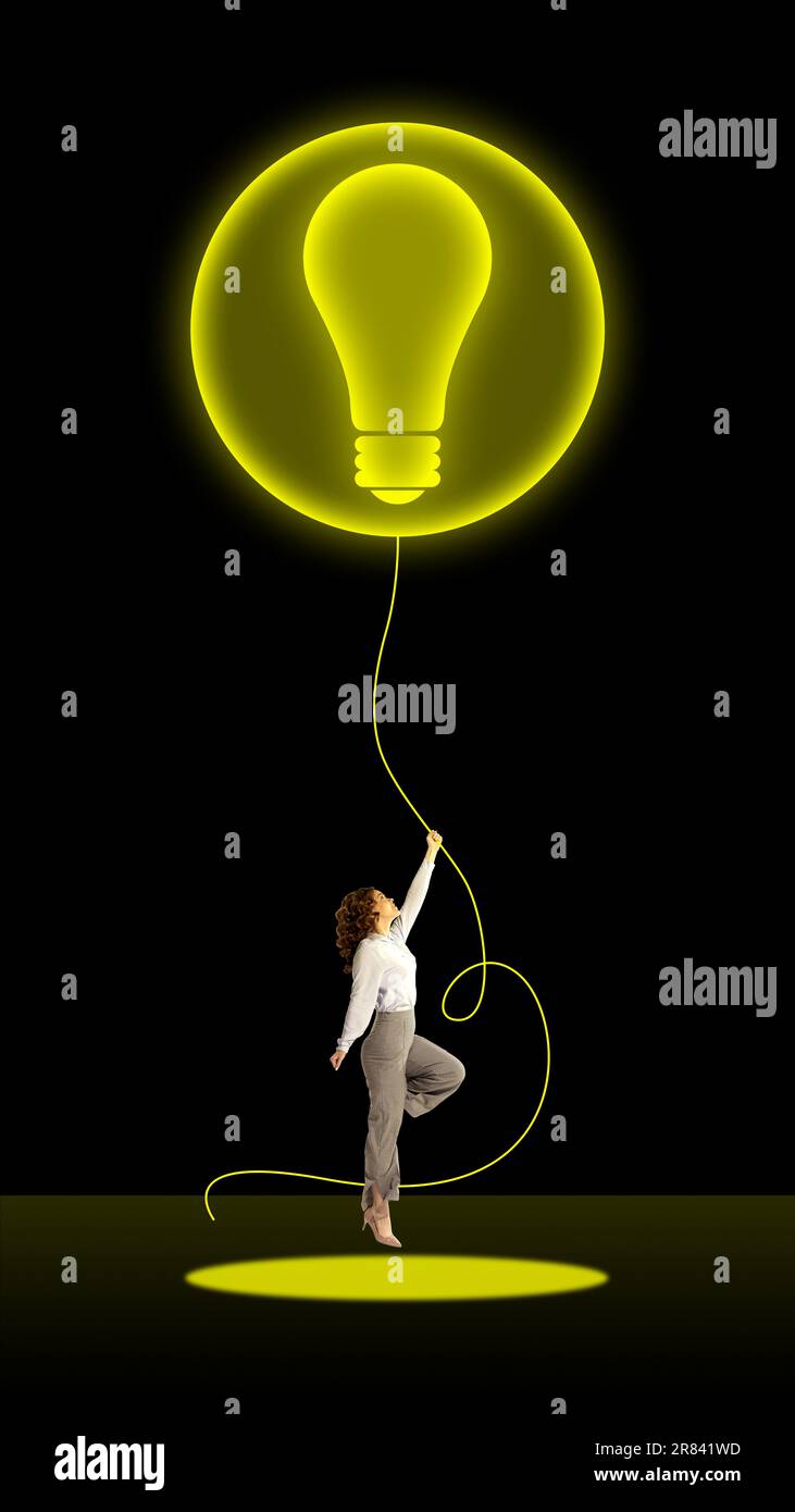 Giovane donna, impiegato che tiene la lampadina simboleggia le idee creative e professionali. Strategie di marketing. Collage d'arte contemporanea. Foto Stock