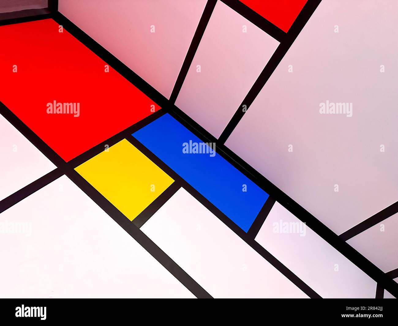 Un pavimento dal design vivace e astratto caratterizzato da linee nere e una gamma di colori luminosi. Foto Stock