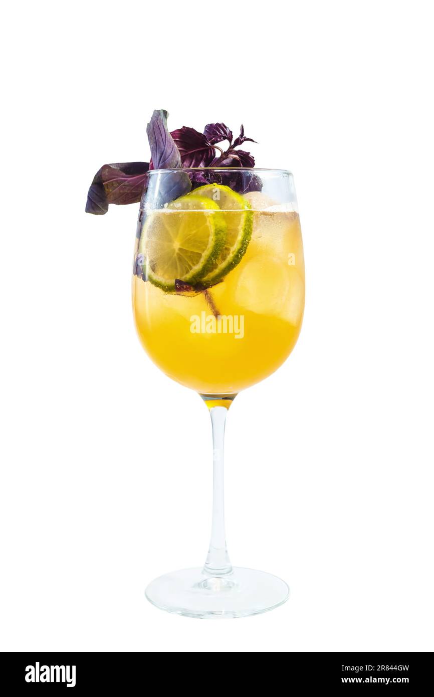 Un cocktail di agrumi freddo e rinfrescante in un bicchiere, catturando la freschezza di cibi e bevande. Foto Stock