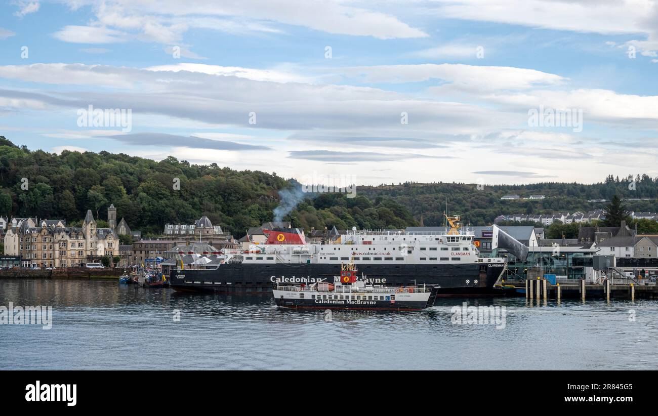 I traghetti per auto Caledonian Macbrayne, Clansman e Loch Striven nel porto di Oban. Foto Stock