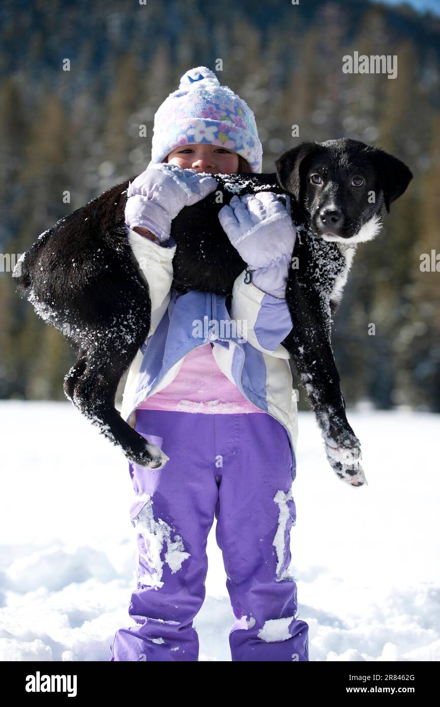 Una famiglia gioca sulla neve a Lake Tahoe, California. Foto Stock