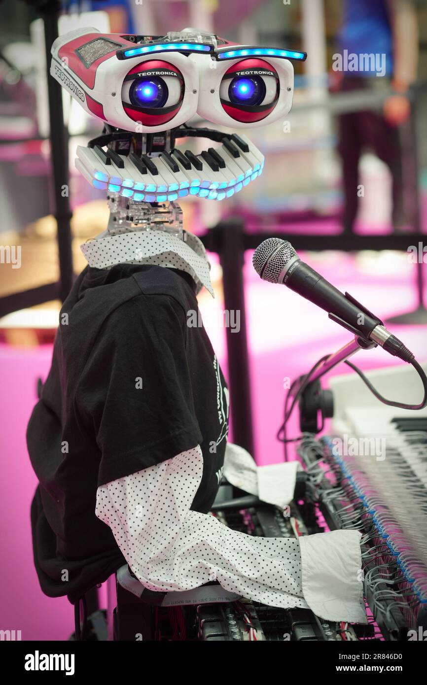 Rimini, Italia - 15 giugno 2023 : i robot sono protagonisti di un innovativo spettacolo musicale scritto da un'intelligenza artificiale per una visione del futuro dell'entertai Foto Stock