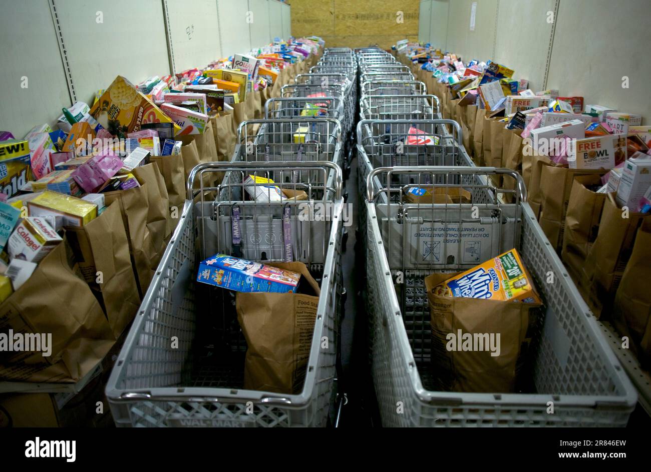 Volontari allinea carrelli di cibo per i bisognosi a Morganton NC. Foto Stock
