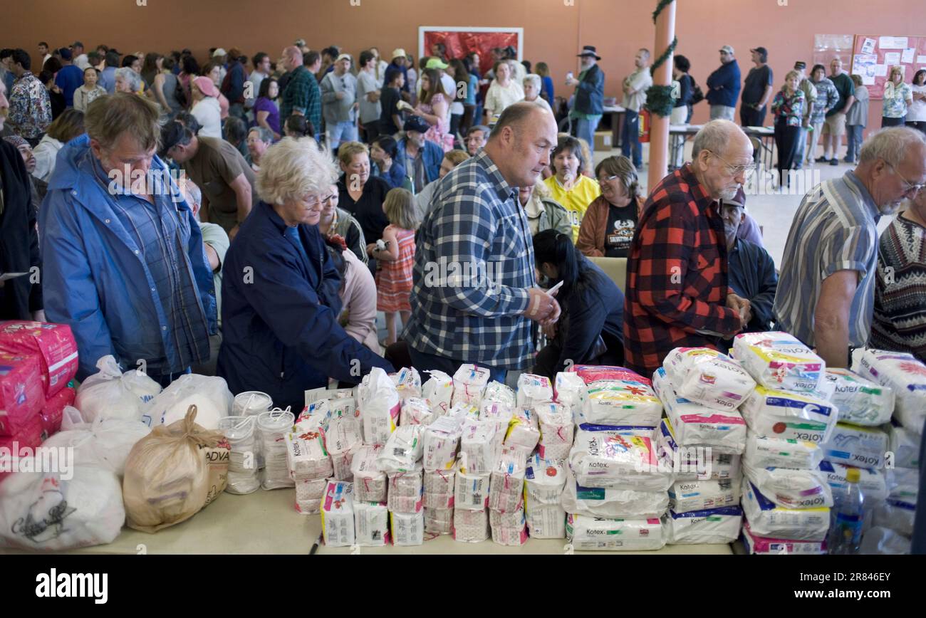 Volontari allinea carrelli di cibo per i bisognosi a Morganton NC. Foto Stock