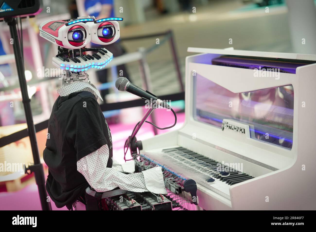 Rimini, Italia - 15 giugno 2023 : i robot sono protagonisti di un innovativo spettacolo musicale scritto da un'intelligenza artificiale per una visione del futuro dell'entertai Foto Stock