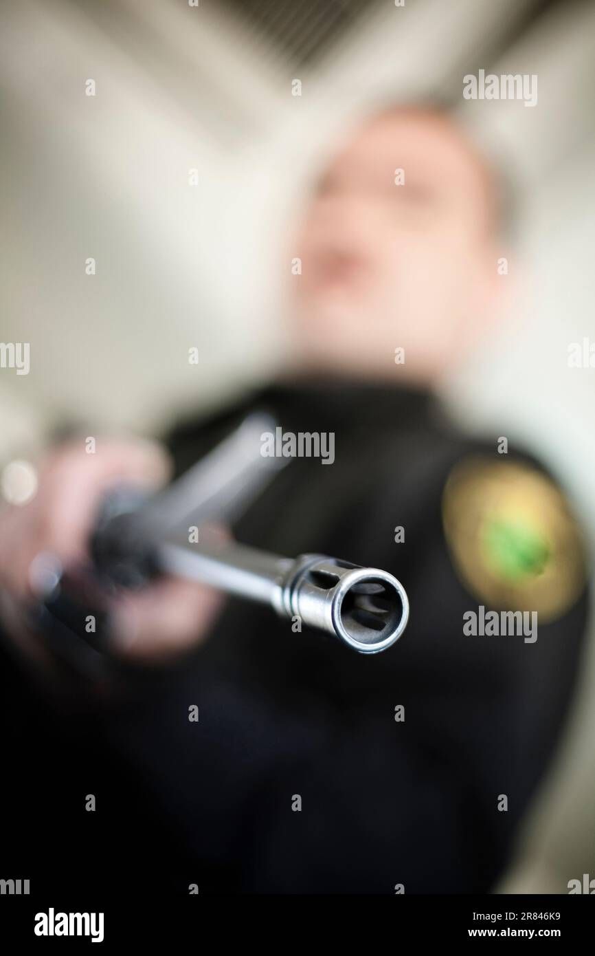 Un poliziotto con la sua pistola a Chepe treno a Chihuahua, Messico. Foto Stock