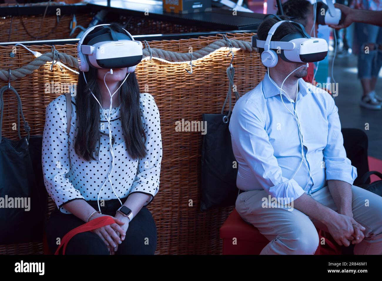 Rimini, Italia - 15 giugno 2023: Metaverse Digital Virtual Reality tecnologia di una coppia con occhiali e un visore VR connesso allo spazio virtuale Foto Stock