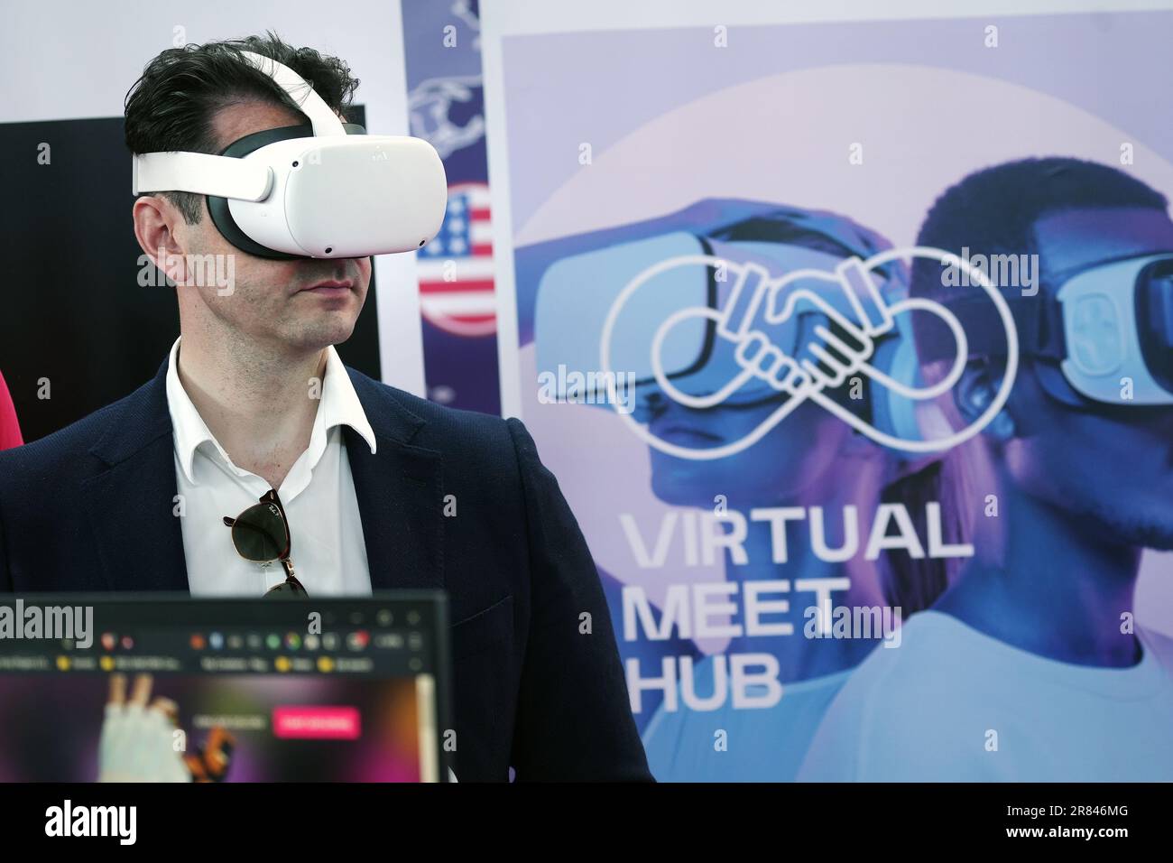 Rimini, Italia - 15 giugno 2023: Metaverse Digital Virtual Reality Technology di un uomo con occhiali e visore VR connesso allo spazio virtuale Foto Stock