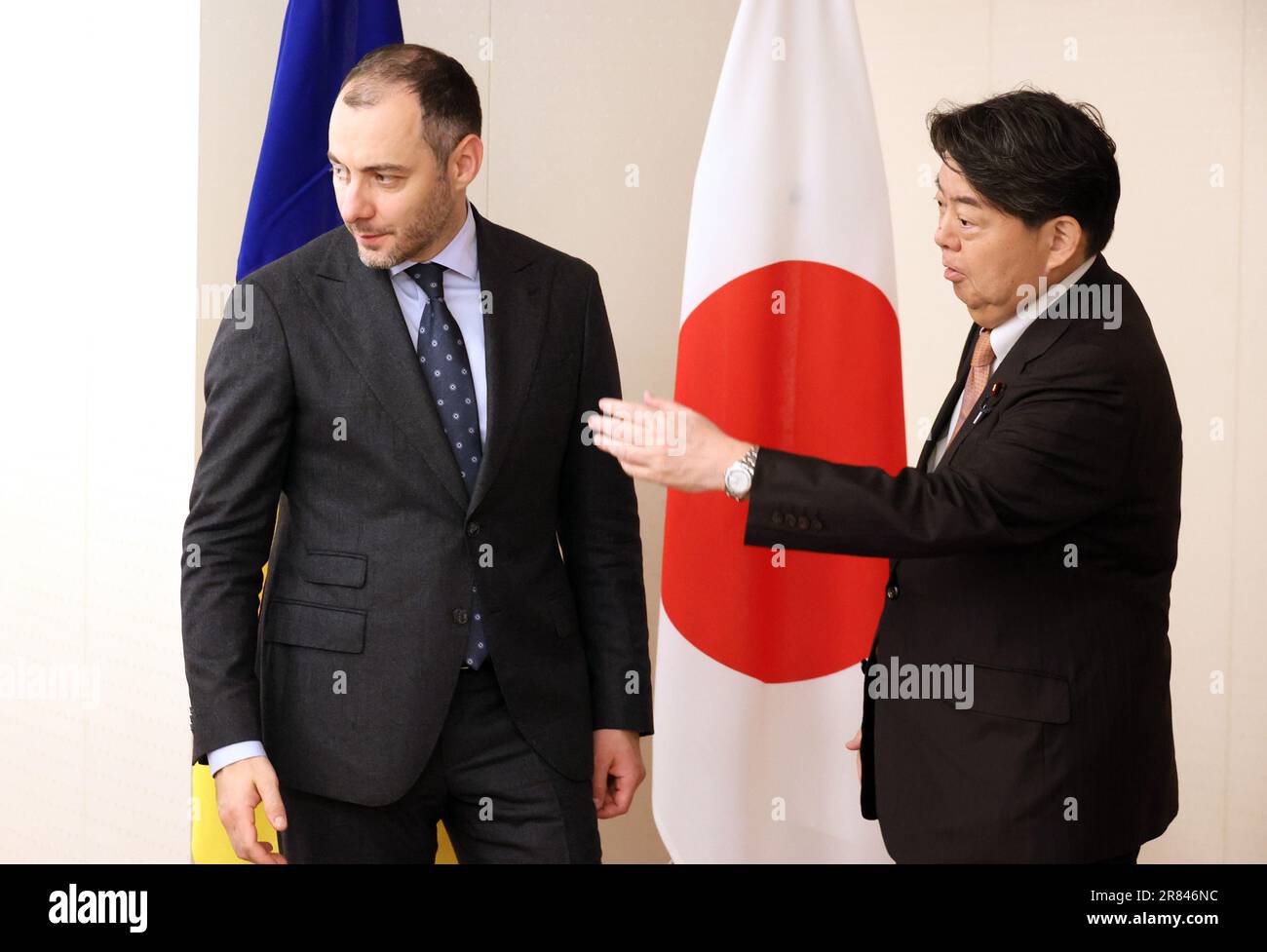 Toyota, Giappone. 19th giugno, 2023. Il vice primo ministro ucraino e ministro delle infrastrutture Oleksandr Kubrakov (L) è salutato dal ministro degli Esteri giapponese Yoshimasa Hayashi (R) per i loro colloqui presso l'ufficio di Hayashi a Tokyo domenica 19 giugno 2023. Kubrakov è in Giappone per partecipare alla riunione dei ministri dei Trasporti del G7. (Foto di Yoshio Tsunoda/AFLO) Foto Stock