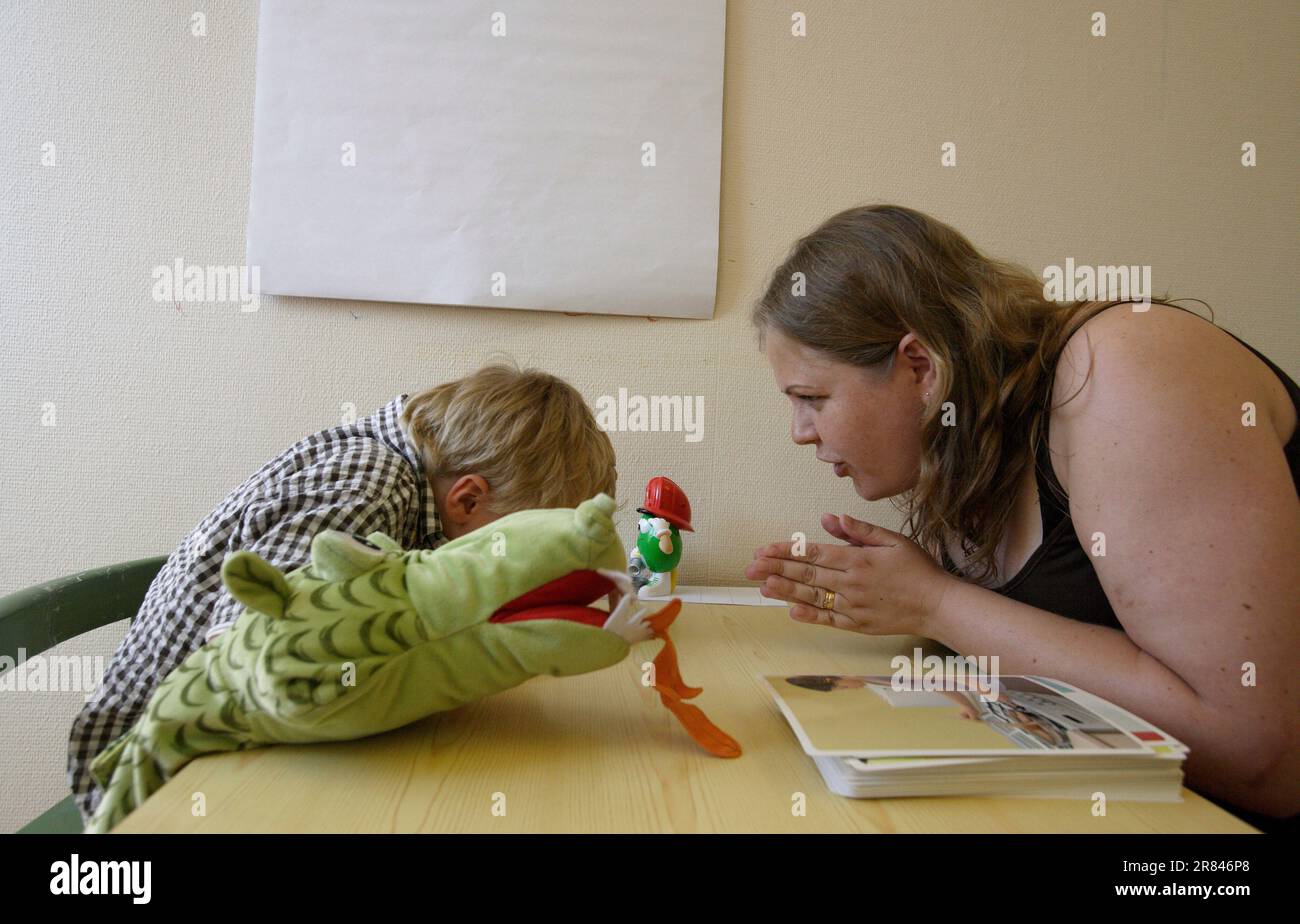 Un bambino autistico viene addestrato con uno psicologo presso un autismo Center a Stoccolma, Svezia. Foto Stock
