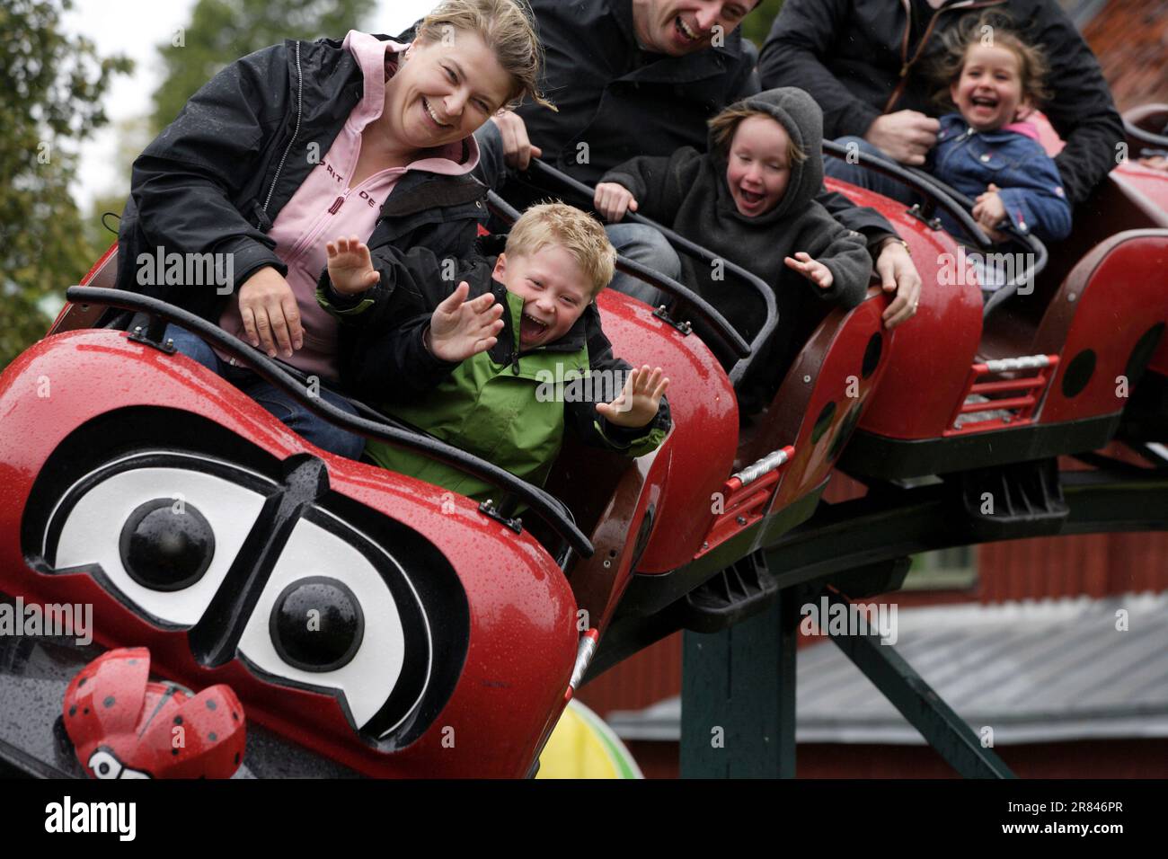 Un bambino autistico guida un Roller coster con la madre a Stoccolma, Svezia, come un modo per incoraggiare la gioia di espandere le sue capacità di apprendimento. Foto Stock