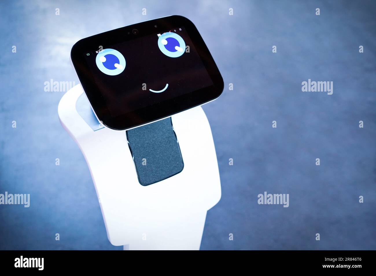 assistente robotizzato con schermata informativa ad attivazione vocale Foto Stock