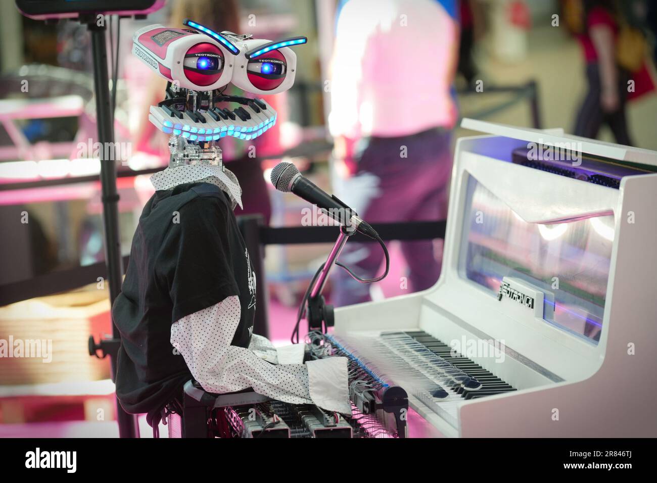 Rimini, Italia - 15 giugno 2023 : i robot sono protagonisti di un innovativo spettacolo musicale scritto da un'intelligenza artificiale per una visione del futuro dell'entertai Foto Stock