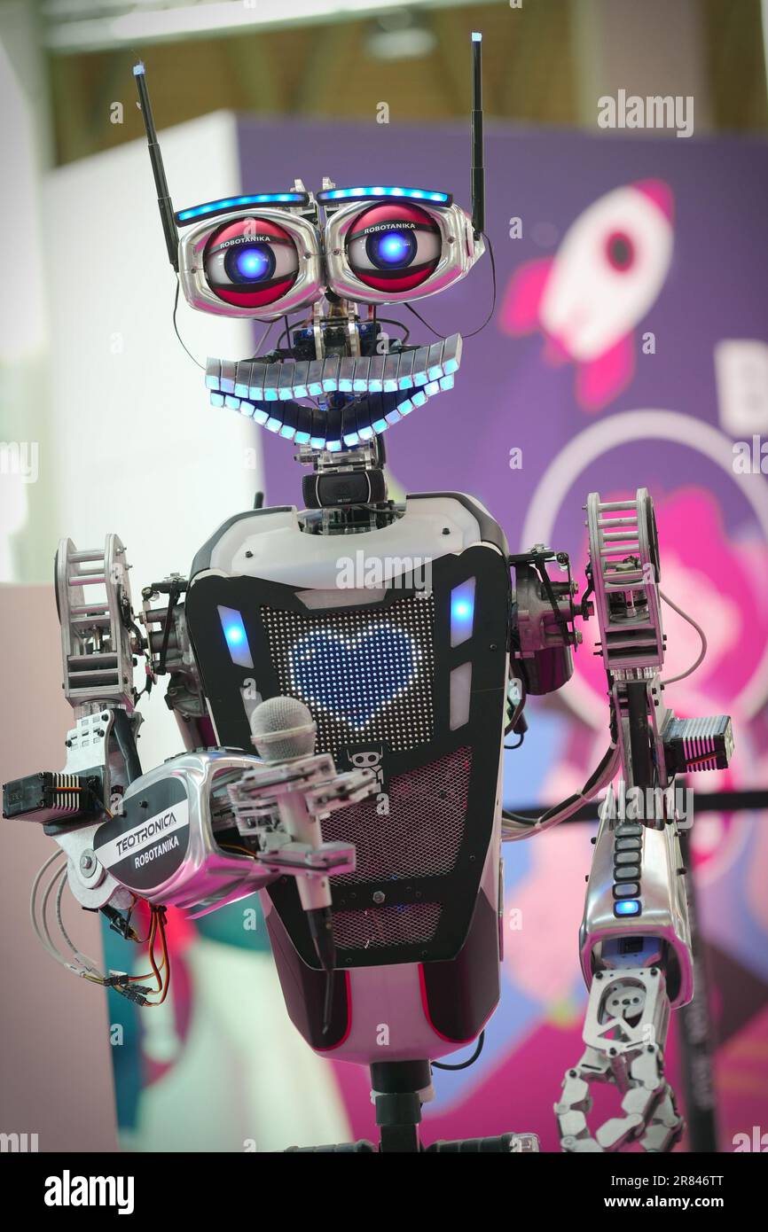 Rimini, Italia - 15 giugno 2023 : i robot sono protagonisti di un innovativo spettacolo musicale scritto da un'intelligenza artificiale per una visione del futuro dell'entertai Foto Stock
