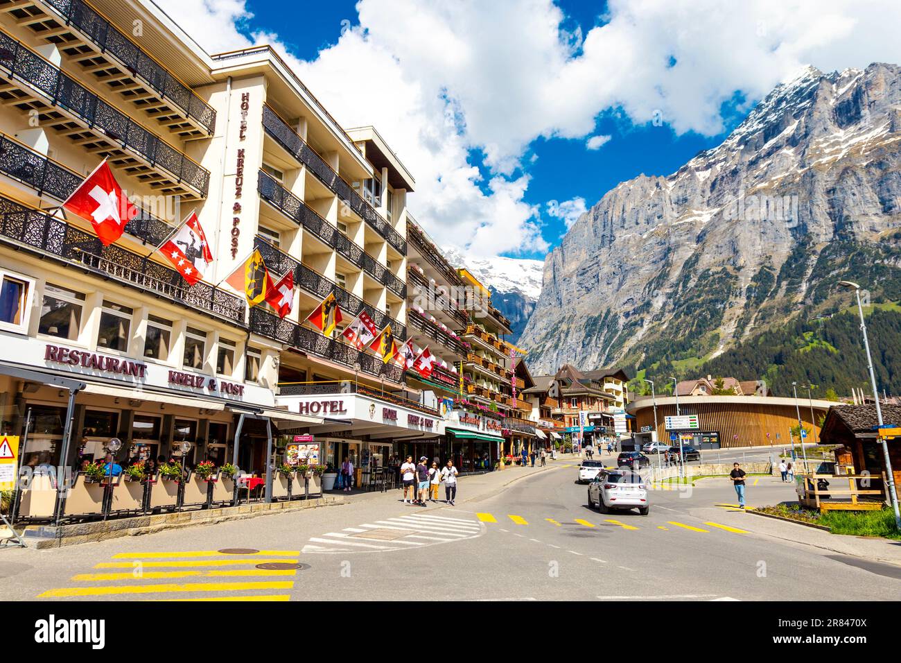 Dorfstrasse con alberghi, ristoranti e vista sulle montagne, Grindelwald, Svizzera Foto Stock