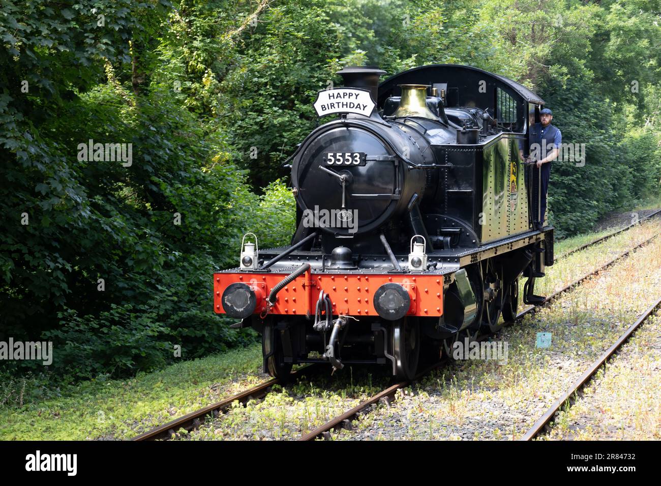 Boscarne, Cornovaglia, Regno Unito - Giugno 13. Treno a vapore allo svincolo di Boscarne a Bodmin, Cornovaglia, il 13 giugno 2023. Un uomo non identificato Foto Stock