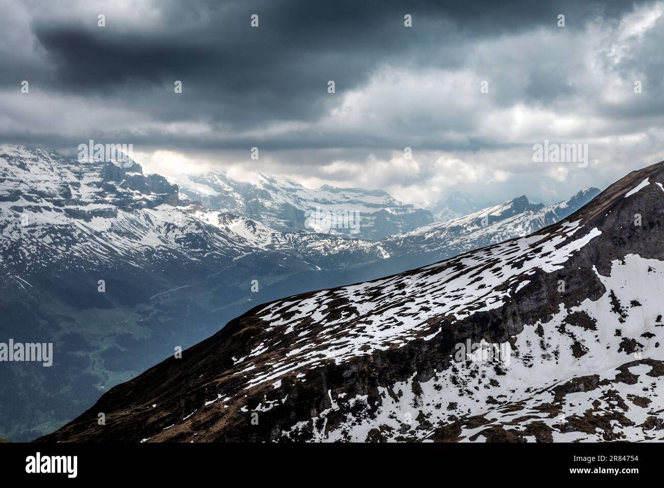 Vista panoramica sulle montagne vista dall'Eiger Ultra Trail intorno alla prima montagna, in Svizzera Foto Stock