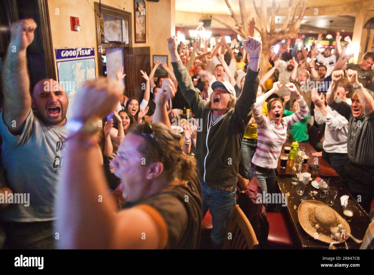 Folle di spettatori guardano la partita di Coppa del mondo tra Inghilterra e Stati Uniti in un pub di Boulder, Colorado. Foto Stock