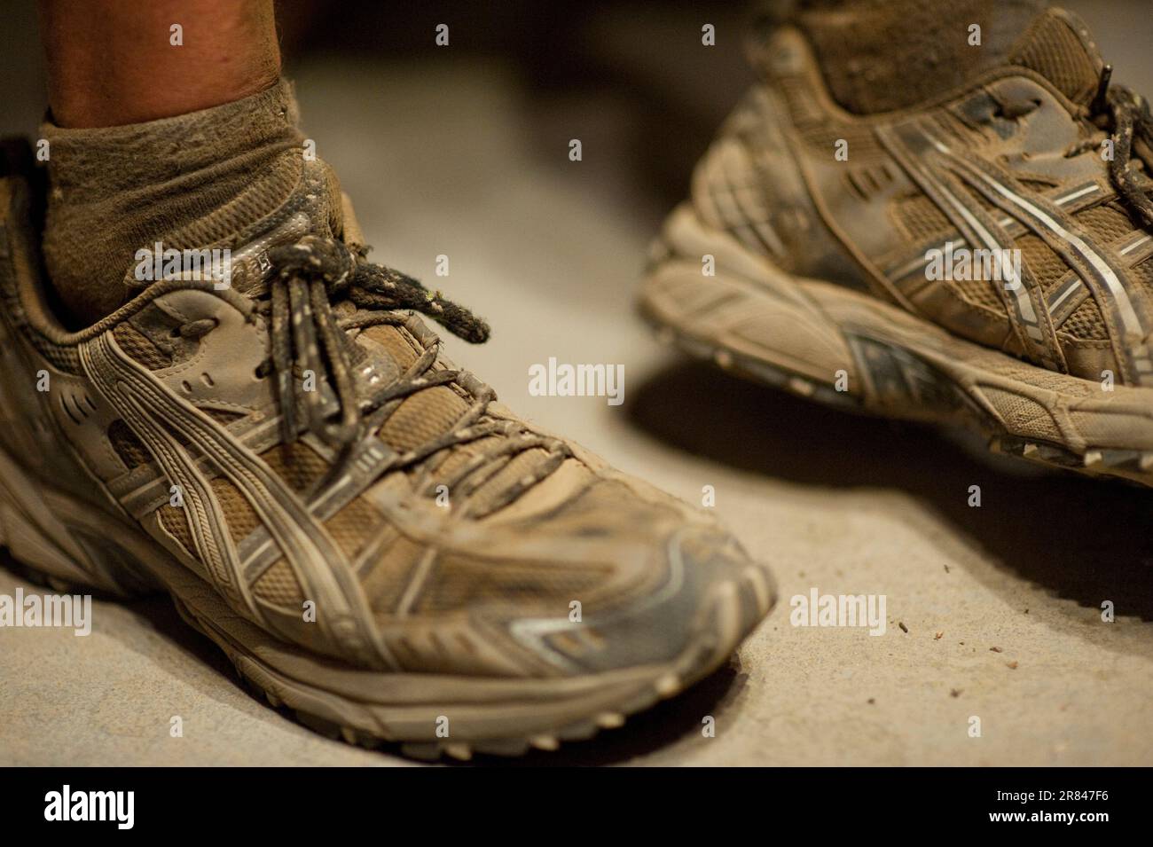 Scarpe da running da pista sporche e logore dopo una gara. Foto Stock