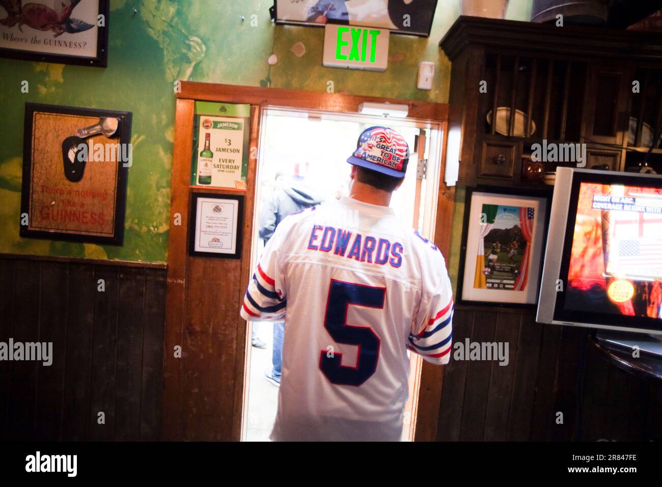 Un fan indossa un cappello patriottico durante la partita di Coppa del mondo tra Inghilterra e Stati Uniti in un pub di Boulder, Colorado. Foto Stock