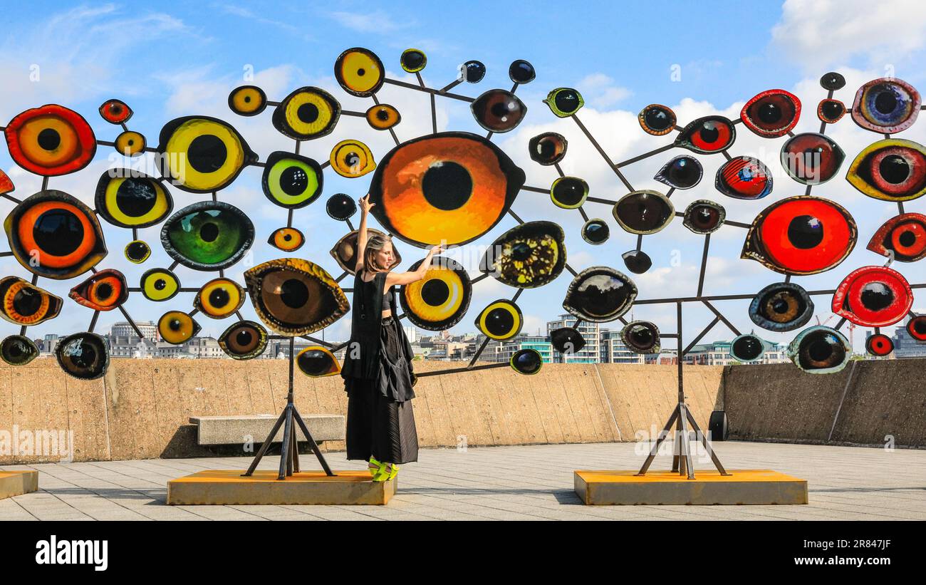 Londra, Regno Unito. 19th giugno, 2023. L'artista Jenny Kendler aggiunge un tocco finale alla sua colorata installazione "Birds Watching III" (2018) sul tetto della Hayward Gallery, insieme a uno scienziato della Zoological Society of London (ZSL). "Cara Terra: Arte e speranza in un tempo di crisi" presenta il lavoro di 15 artisti, che esplorano l'interdipendenza di ecologie ed ecosistemi, così come il nostro legame emotivo con la natura. La mostra si svolge presso la Hayward Gallery dal 21 giugno. Credit: Imageplotter/Alamy Live News Foto Stock