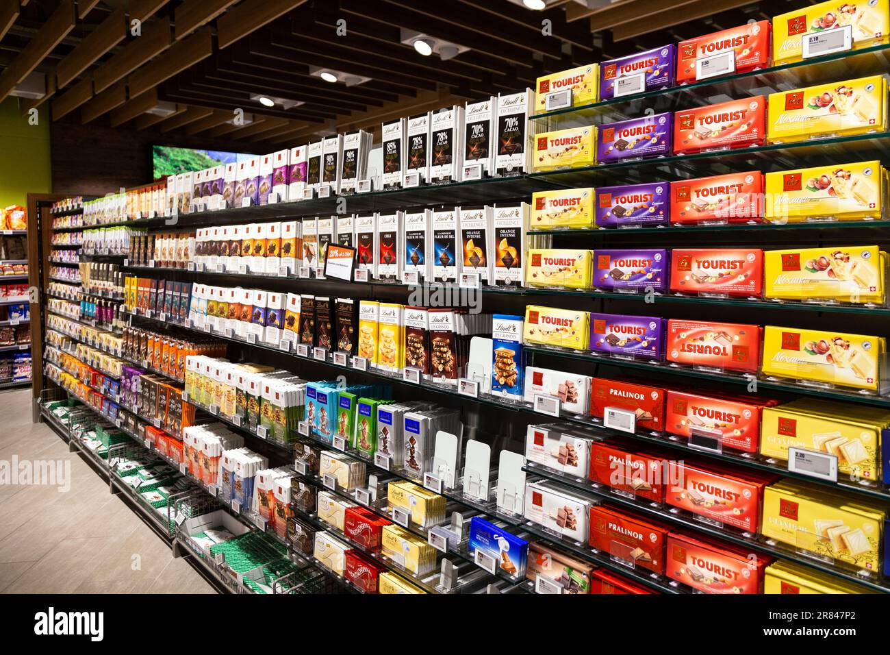 Selezione di cioccolatini svizzeri presso un supermercato, in Svizzera Foto Stock