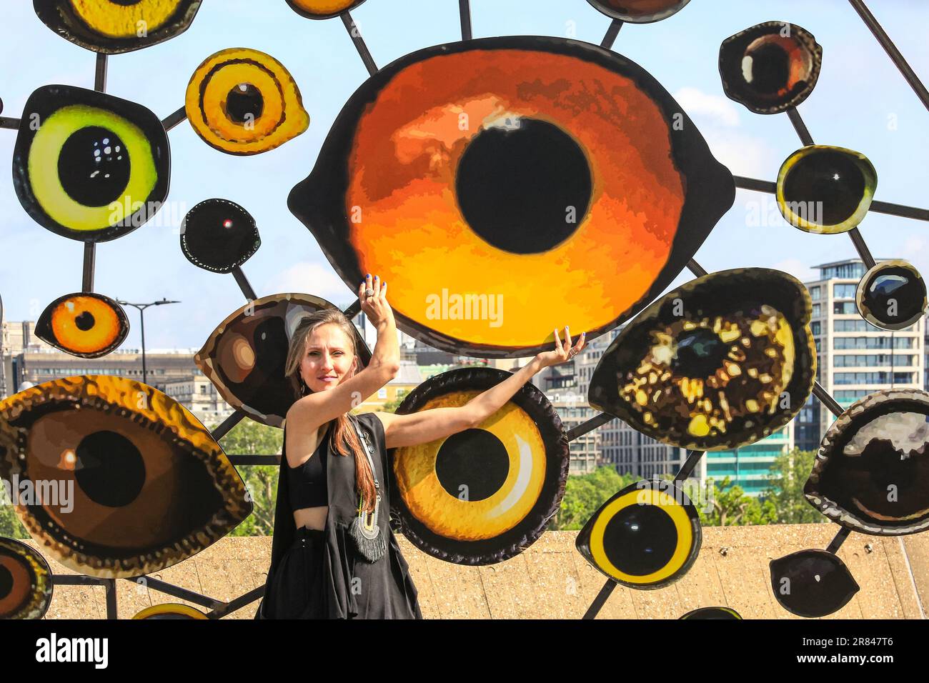 Londra, Regno Unito. 19th giugno, 2023. L'artista Jenny Kendler aggiunge un tocco finale alla sua colorata installazione "Birds Watching III" (2018) sul tetto della Hayward Gallery, insieme a uno scienziato della Zoological Society of London (ZSL). "Cara Terra: Arte e speranza in un tempo di crisi" presenta il lavoro di 15 artisti, che esplorano l'interdipendenza di ecologie ed ecosistemi, così come il nostro legame emotivo con la natura. La mostra si svolge presso la Hayward Gallery dal 21 giugno. Credit: Imageplotter/Alamy Live News Foto Stock