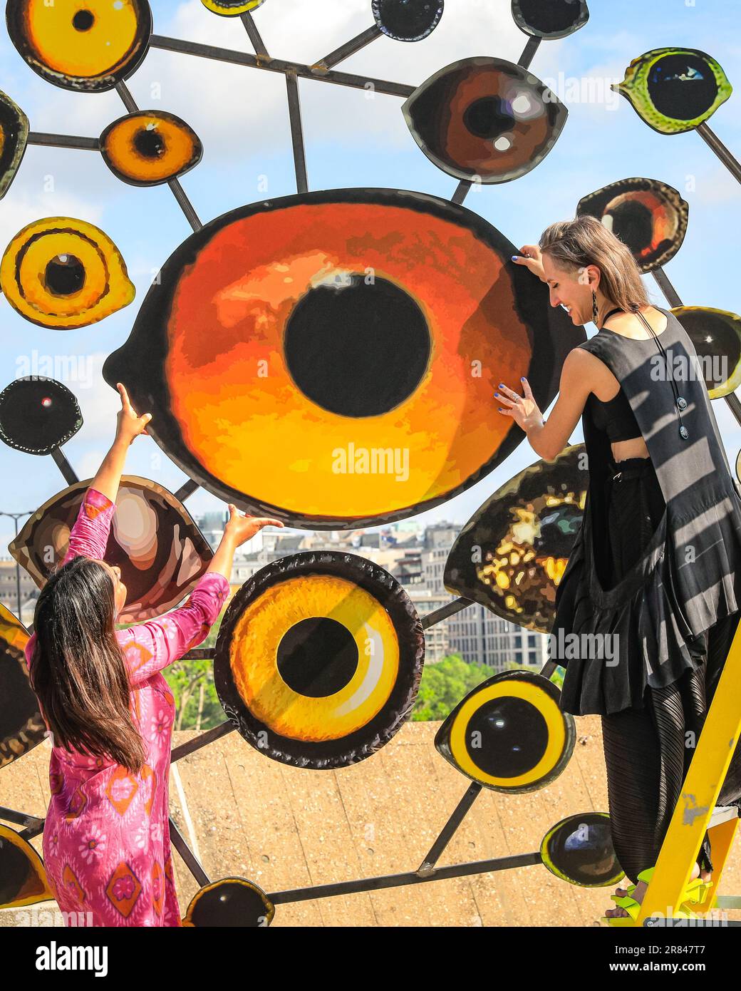 Londra, Regno Unito. 19th giugno, 2023. L'artista Jenny Kendler aggiunge un tocco finale alla sua colorata installazione "Birds Watching III" (2018) sul tetto della Hayward Gallery, insieme a uno scienziato della Zoological Society of London (ZSL). "Cara Terra: Arte e speranza in un tempo di crisi" presenta il lavoro di 15 artisti, che esplorano l'interdipendenza di ecologie ed ecosistemi, così come il nostro legame emotivo con la natura. La mostra si svolge presso la Hayward Gallery dal 21 giugno. Credit: Imageplotter/Alamy Live News Foto Stock