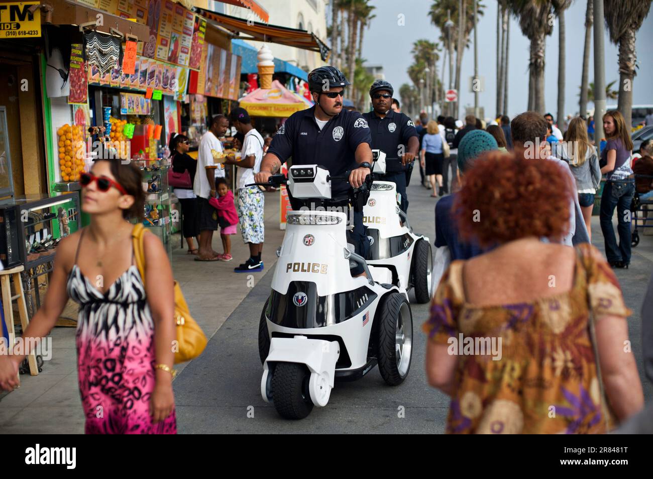 Gli agenti di polizia pattugliano il Venice Boardwalk su scooter Segway personalizzati a Los Angeles. Foto Stock