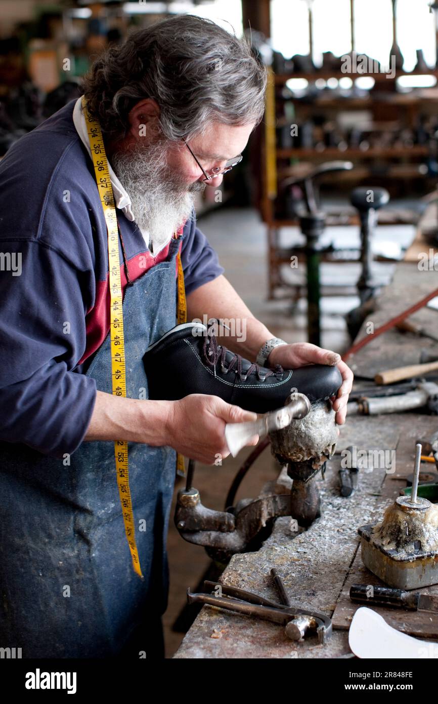 Fare gli scarponi da trekking nel vecchio stile al negozio di scarpe Peter Limmer & Sons di Intervale, NH. Foto Stock