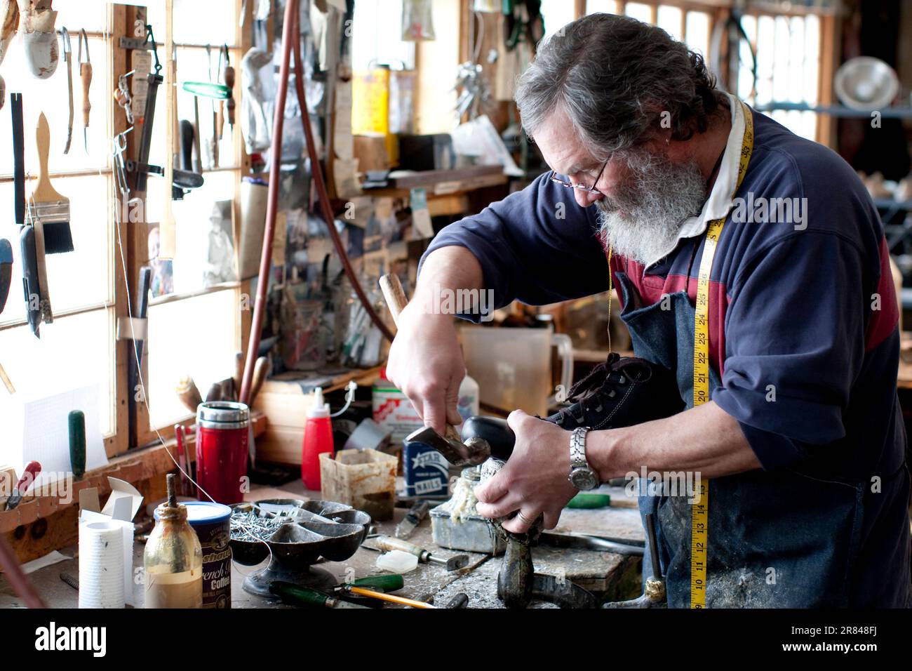 Fare gli scarponi da trekking nel vecchio stile al negozio di scarpe Peter Limmer & Sons di Intervale, NH. Foto Stock