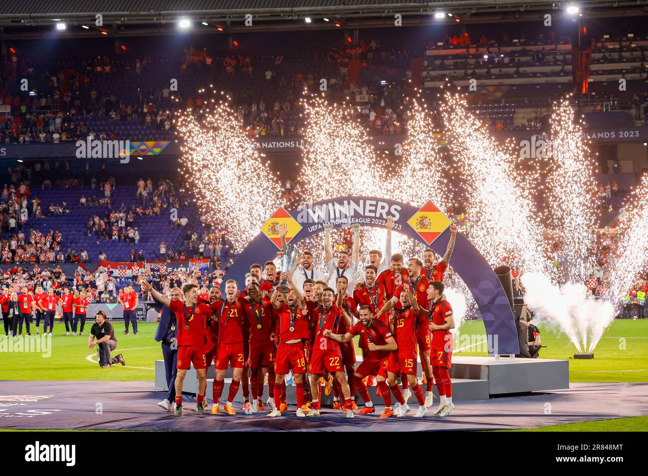 18-06-2023: Sport: Kroatie / Spanje ROTTERDAM, PAESI BASSI - GIUGNO 18: Giocatori della Spagna festeggia la vittoria della Lega delle Nazioni con la coppa durante il Foto Stock