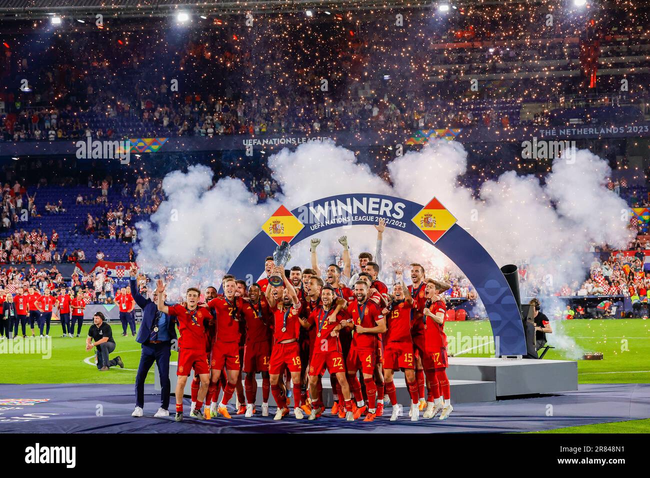 18-06-2023: Sport: Kroatie / Spanje ROTTERDAM, PAESI BASSI - GIUGNO 18: Giocatori della Spagna festeggia la vittoria della Lega delle Nazioni con la coppa durante il Foto Stock