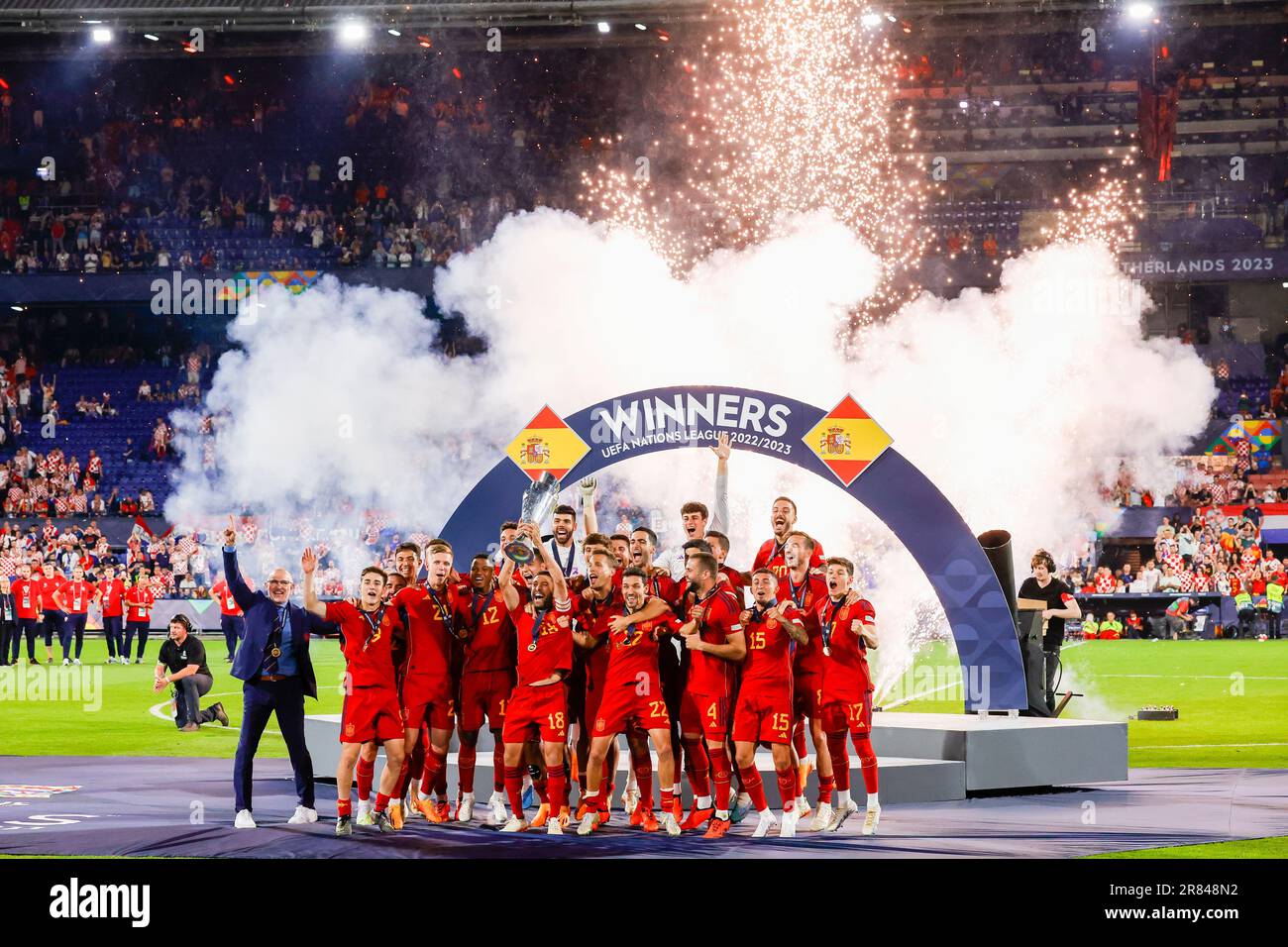 18-06-2023: Sport: Kroatie / Spanje ROTTERDAM, PAESI BASSI - GIUGNO 18: Giocatori della Spagna festeggia la vittoria della Lega delle Nazioni con la coppa durante il Foto Stock