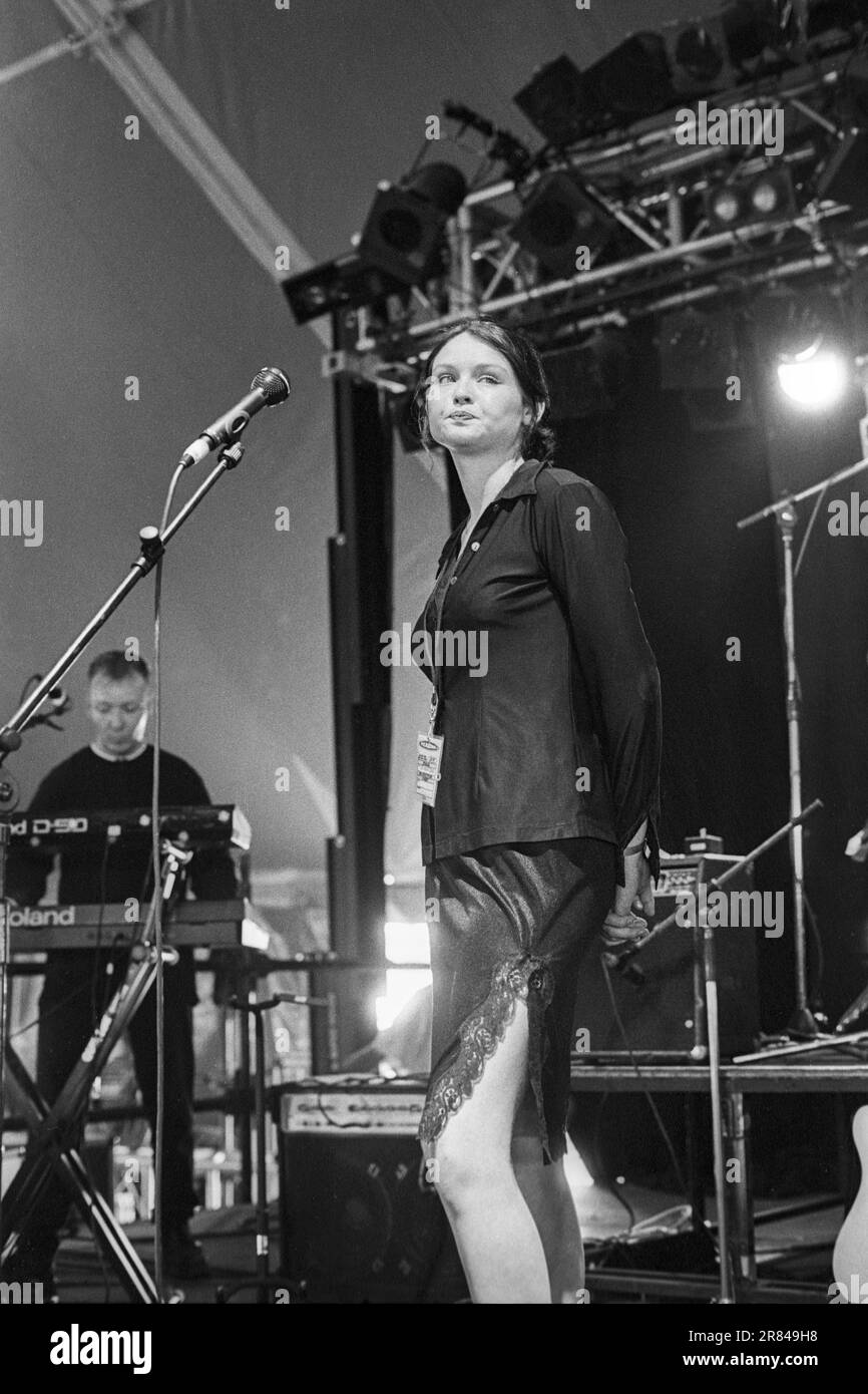 Sophie Ellis-Bextor, diciottenne, canta con il pubblico al Reading Festival, Reading, Regno Unito, il 24 agosto 1997. Foto: Rob Watkins Foto Stock