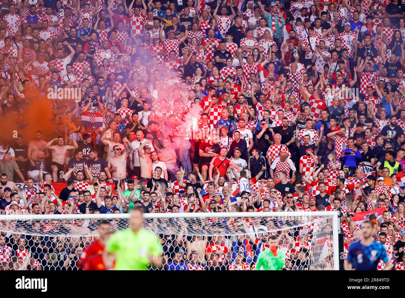 18-06-2023: Sport: Kroatie contro Spanje ROTTERDAM, PAESI BASSI - 18 GIUGNO: Fuochi d'artificio negli stand durante la partita UEFA Nations League 2022/23 Semifinale C Foto Stock