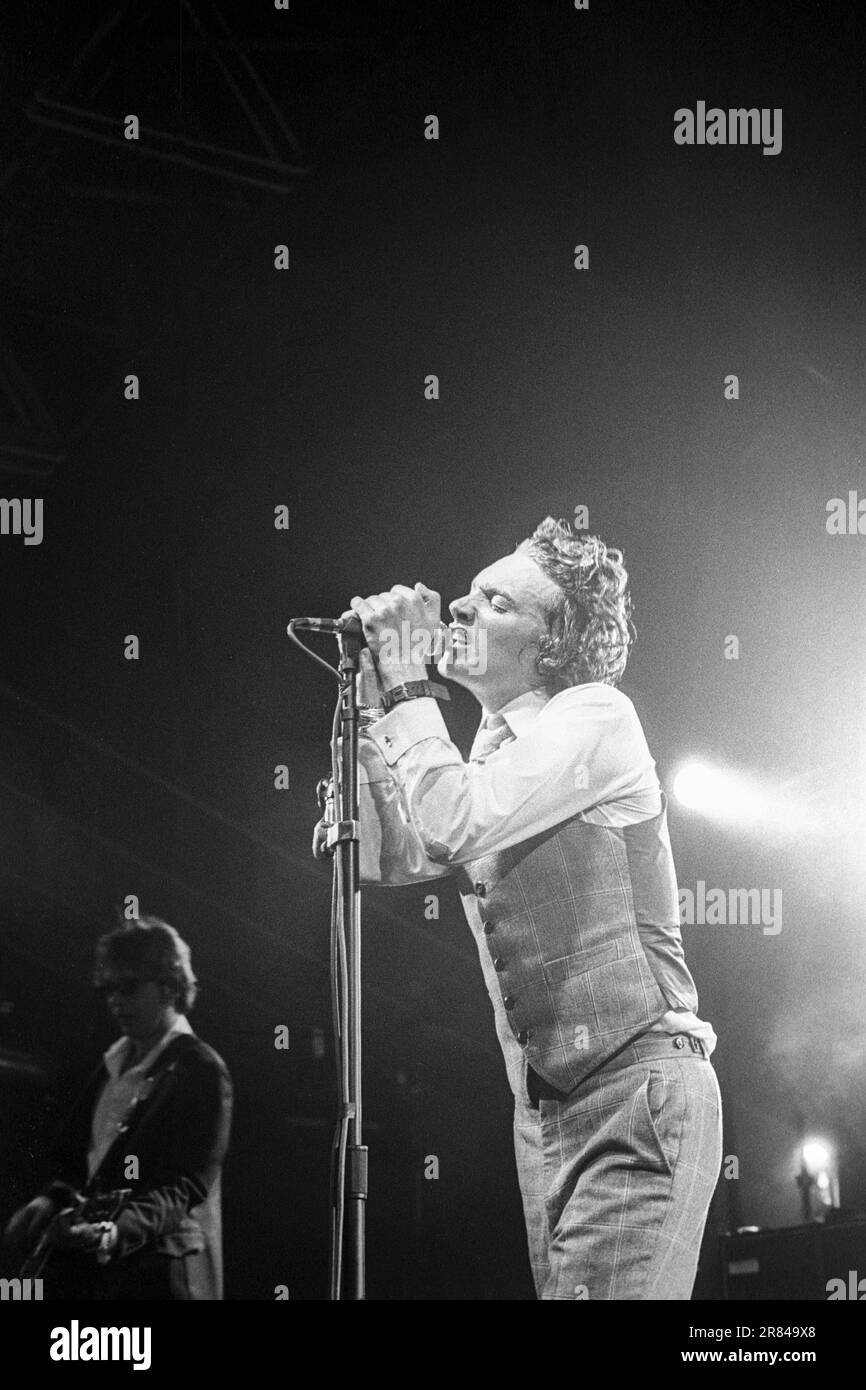 Peter Bradley dei Subcircus che suonano al Reading Festival, Reading, Regno Unito, il 22 agosto 1997. Foto: Rob Watkins. INFO: Subcircus è stato un gruppo musicale alternative rock britannico attivo alla fine degli anni '1990, noto per il loro stile teatrale e il suono influenzato dal glam. Il loro album di debutto, Carousel (1997), conteneva brani come 86'd e U Love U. si sciolsero nei primi anni '2000 Foto Stock